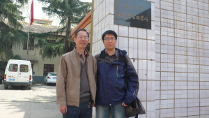 筆者與胡永慶先生（左）於河南省文物考古研究所前合影。