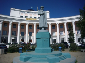 蒙古國立大學的教室，後方的建築物便是上課地點。