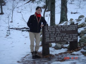 2005年底寒假時去麻州玩，參觀梭羅（Henry D. Thoreau）離群索居的林子，他的這段名言令人回味再三。（2005年12月27日攝）
