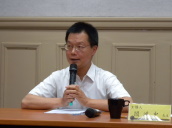 ▲ 閻鴻中教授（2011年4月28日攝於臺大文學院會議室）