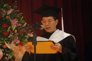以中興大學文學院院長身分頒發榮譽博士給齊邦媛教授（2009年10月31日）。林老師在研究所時期（1984）曾修習齊邦媛教授的「高級英文」課程。