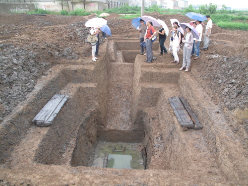 易珊珊女士（左一）說明襄陽市鏖戰崗墓地整體狀況。（2012年7月13日攝）