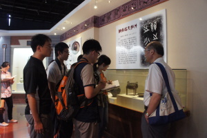 徐少華老師（右一）說明楚系銅器的演變概況。（2012年7月15日攝於宜城市博物館）