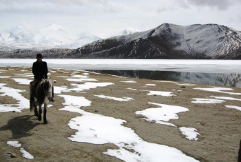 ▲筆者於新疆吐魯番庫木塔格沙漠（右）、帕米爾高原喀拉庫勒冰湖畔（左）