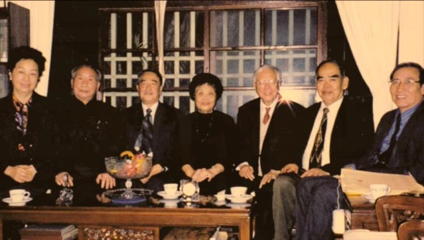 1998年12月與學界友人合影，右起：王曾才、杜維運、黃彰健。（攝於青田街寓所）