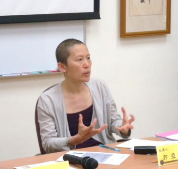 ▲郭亞珮博士出席座談會，分享她在海外中國研究學界的工作經驗。（2013年5月28日攝於臺大歷史系會議室）