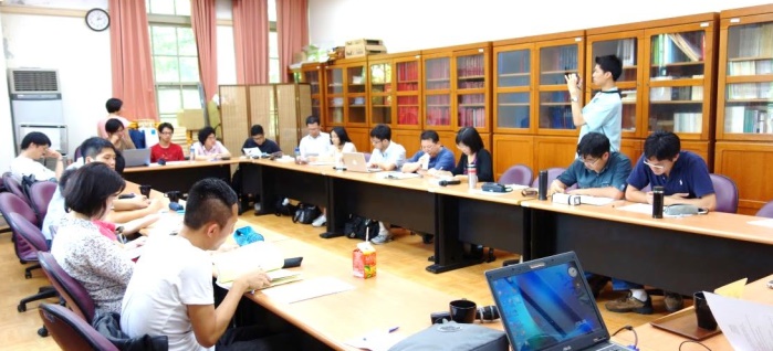 郭亞珮博士的專題演講與座談會在臺大歷史系會議室舉行