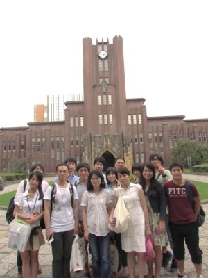 一行人走訪東京大學本鄉校區，在安田講堂前合影。（2013年7月30日攝，李盈佳提供）