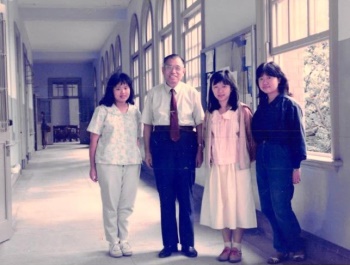 ▲李守孔老師（左二）與學生在歷史系研究室前合影（攝於1986年10月9日）