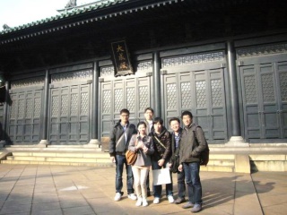 2013年3月參加交流論壇的臺大學友於湯島聖堂合影，後排左起：黃庭碩、王安泰；前排左起：郭珮君、李志鴻、林宗閱、曾堯民。