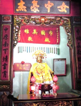 遶境期間，開漳聖王的母親神像留守看廟（2014年2月14日攝，曾獻緯、許秀孟提供）