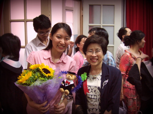 2007年撥穗典禮後，趙老師與同學合影