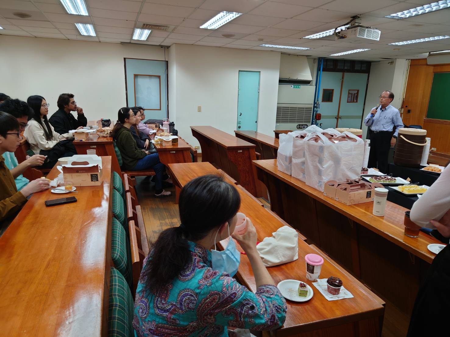 Meeting between the Dean and Graduate Institute